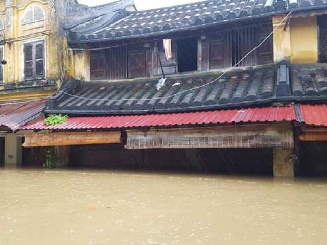 Tin tức trong ngày - Hội An nước ngập đến nóc nhà, dân bắt đầu sơ tán