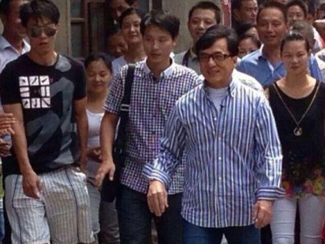 Đời sống Showbiz - Bất ngờ trước ứng xử của dàn sao đình đám khi về thăm quê