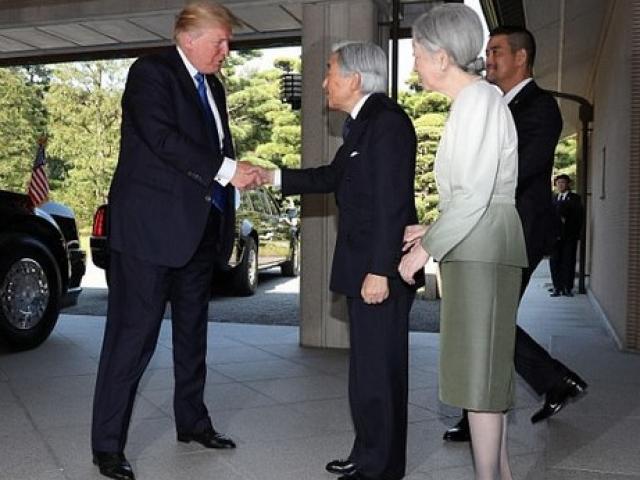 Động tác khác biệt của ông Obama và ông Trump khi gặp Nhật hoàng