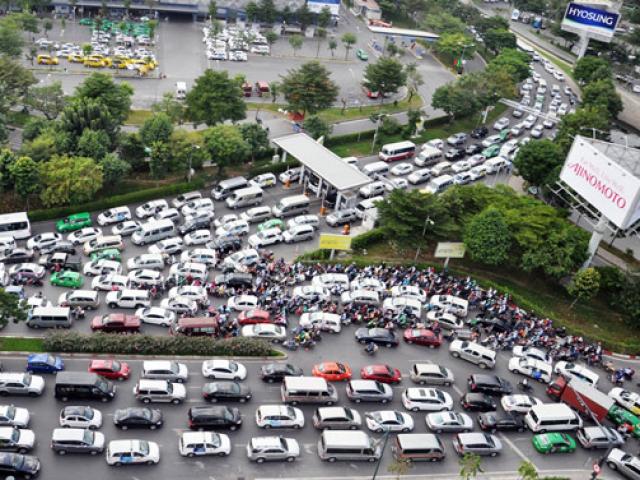 Đề xuất thu phí ô tô để “giải cứu” kẹt xe triền miên ở Tân Sơn Nhất
