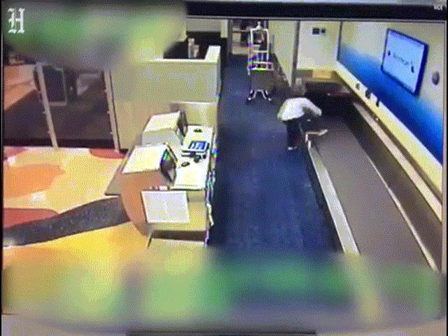 Phi thường - kỳ quặc - Chưa từng thấy: Chui qua máy soi hành lý để vào đường băng sân bay