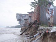 Tin tức trong ngày - Kinh hoàng lũ cuốn 4 nhà ra biển, cả làng kéo nhau tháo chạy