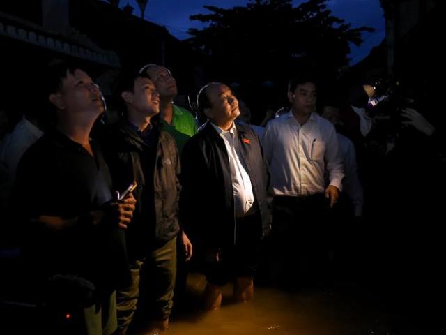 Tin tức trong ngày - Thủ tướng lội nước nói chuyện với dân Hội An sau bão