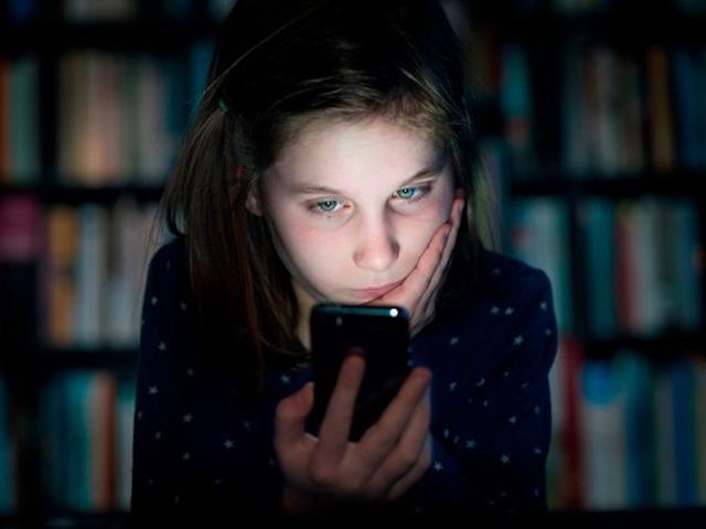 Tác động gây ”sốc” của smartphone tới trẻ em