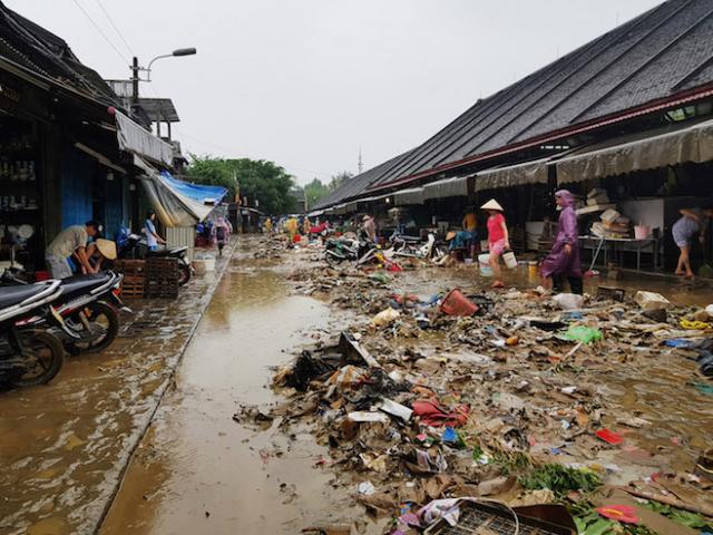 Tin tức trong ngày - Lũ lịch sử “biến” Hội An thành “phố rác”