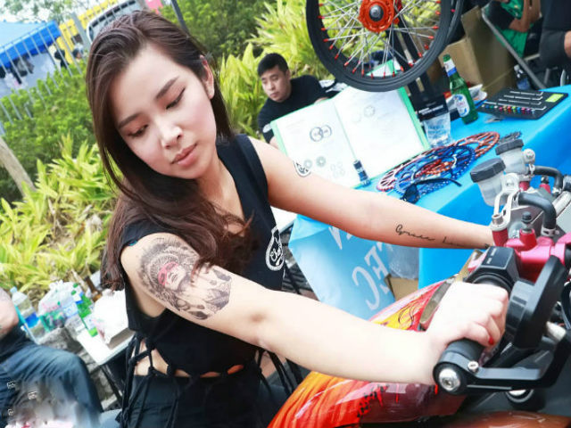 Thế giới xe - Chân dài sexy khoe hình xăm bên xế khủng cực ngầu