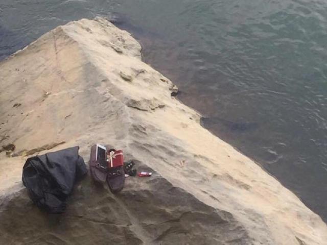 Tin tức trong ngày - Để lại hộp quà, nam thanh niên nhảy xuống sông tự tử