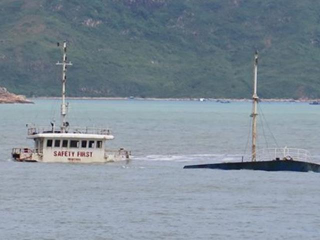Thợ lặn khảo sát bãi "xác tàu" ở Quy Nhơn