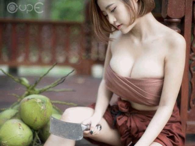 Phim - "Thánh nữ ngực khủng bổ dừa" gây sốt vì quá bốc lửa