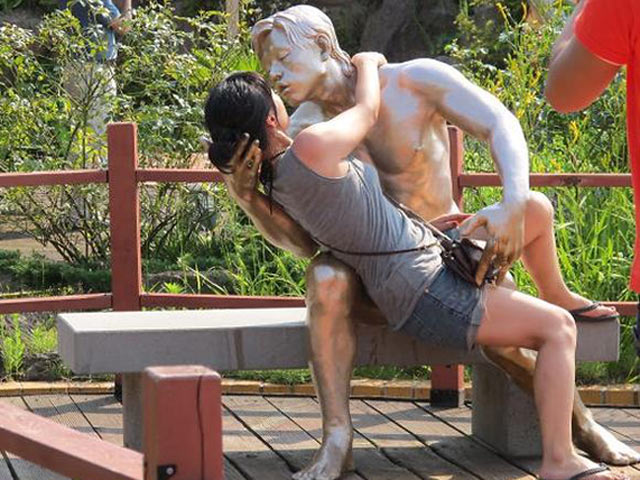 Tranh vui - Những bức tượng khóc dở mếu dở vì sở thích chụp ảnh