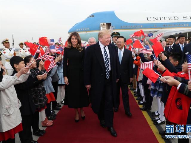 Thế giới - Ông Trump đi trên loại thảm đỏ chưa tổng thống Mỹ nào được dùng ở TQ