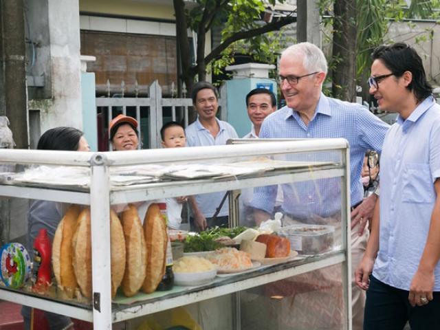 Thủ tướng Australia ăn bánh mì vỉa hè, chụp ảnh selfie với người dân Đà Nẵng