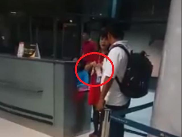 Tin tức trong ngày - Vietjet Air lên tiếng về clip nữ nhân viên xé vé của hành khách