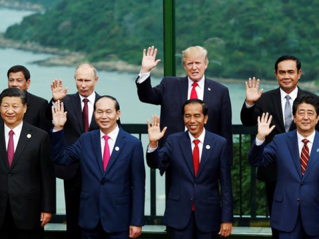 Tin tức trong ngày - APEC 2017: Các nhà lãnh đạo APEC vui vẻ đi dạo, chụp hình