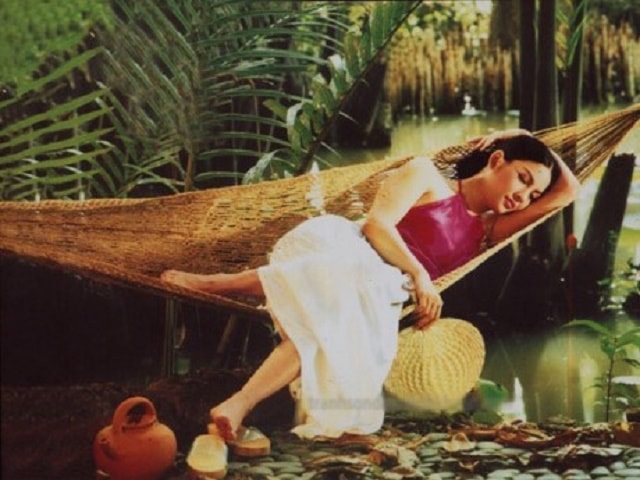 Thời trang công sở - "Hỡi em yếm thắm, lụa đào...": Thứ áo lót cổ điển tưởng kín mà hở khiến chàng si mê