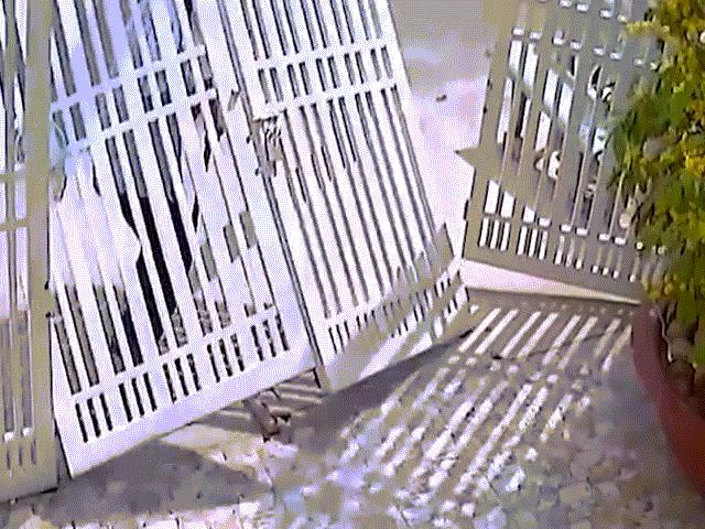 Phi thường - kỳ quặc - Chưa kịp đột nhập, trộm bị cổng đè gãy chân