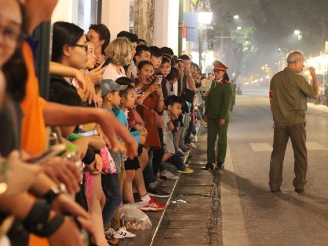 Tin tức trong ngày - Hàng nghìn người xếp hàng chờ Tổng thống Donald Trump