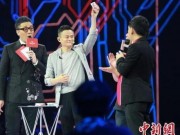 Ca nhạc - MTV - Vừa trở về từ Việt Nam, Jack Ma lại gây sốt trên sóng truyền hình trực tiếp