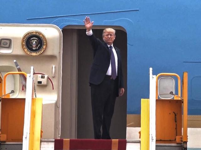 Tổng thống Donald Trump rời Hà Nội, kết thúc chuyến thăm Việt Nam
