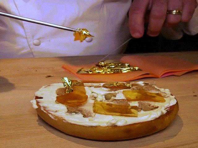 Ẩm thực - "Choáng" với chiếc bánh dát vàng giá 22 triệu đồng chỉ đại gia mới dám ăn