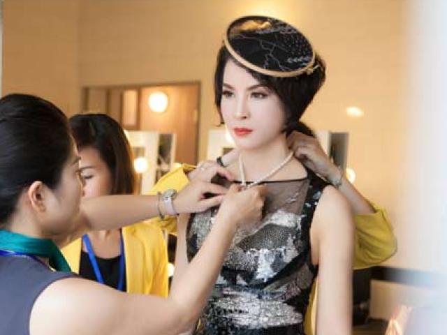 Xu hướng thời trang - Thanh Mai U50 vẫn đẹp như tiên với váy trăm triệu đính ngàn viên pha lê