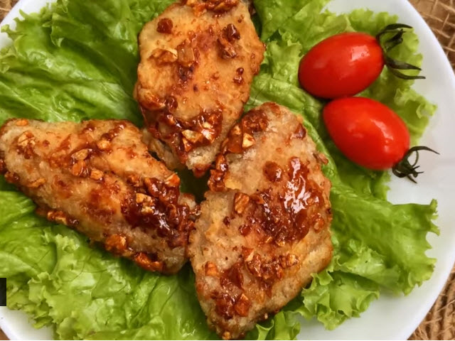 Ẩm thực - Mát trời, đãi cả nhà cánh gà xóc tỏi thơm "điếc mũi"