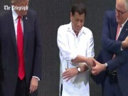 Thế giới - Khoảnh khắc ông Trump lúng túng với cách bắt tay &quot;kiểu ASEAN&quot;