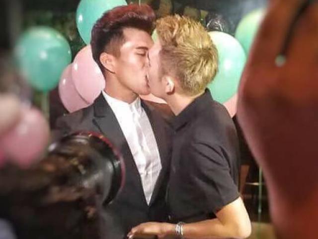 Bạn trẻ - Cuộc sống - Cặp trai đẹp cầu hôn nhau siêu ngọt khiến chị em phát hờn