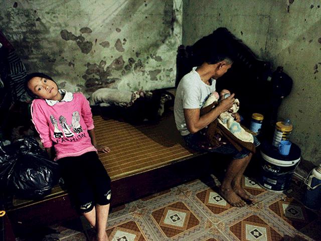 Tin tức trong ngày - Clip: Một ngày tất bật của cặp vợ chồng 12 năm đẻ 8 đứa con