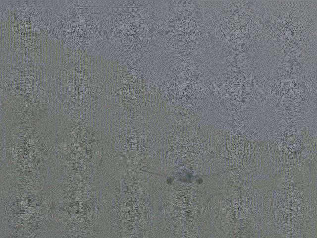 Khoảnh khắc sét chùm đánh trúng máy bay chở khách Boeing 777