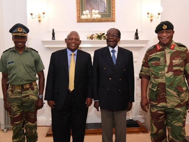 Tổng thống Zimbabwe lần đầu xuất hiện từ khi bị quản thúc