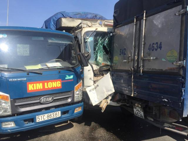 Tin tức trong ngày - 6 ô tô tông nhau, hơn 10 người nước ngoài lao ra từ chiếc xe bốc khói