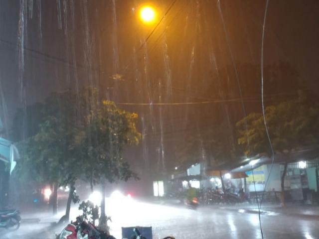 Sài Gòn mưa to kèm gió giật đùng đùng trước bão số 14
