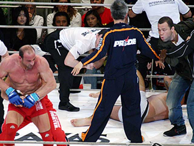 Thể thao - Đấu bẩn nhất MMA: Đối thủ gãy tay vẫn thừa thế đánh bồi