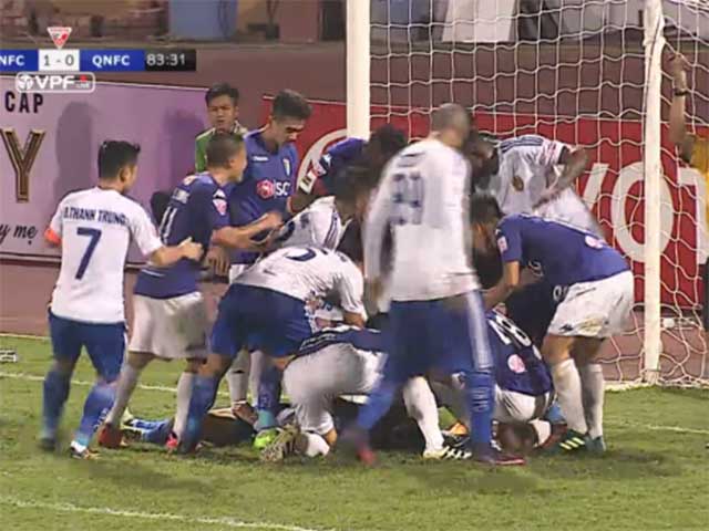 Bóng đá - Kinh hoàng chấn thương V-League: Bất tỉnh sau va chạm, suýt cắn lưỡi