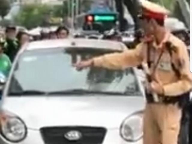 Tin tức trong ngày - Hà Nội: Danh tính nữ tài xế lái ôtô hết kiểm định, "ủn" CSGT