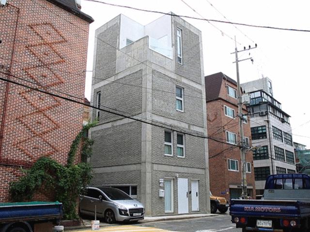 Tài chính - Bất động sản - Ngỡ ngàng nội thất của ngôi nhà có vẻ ngoài thô ráp xù xì