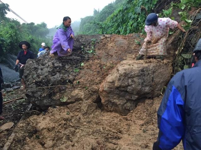 Tin tức trong ngày - Tảng đá "khổng lồ" rơi chắn ngang đường sắt Bắc Nam