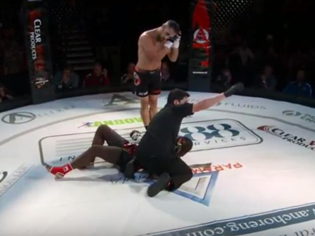 Thể thao - MMA: Hạ knock-out đối thủ ảo diệu rồi "chúc ngủ ngon"