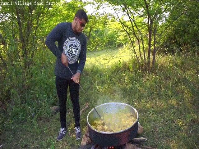 Ẩm thực - Clip nhóm trai làng bê cả mâm đùi gà ra vườn nấu như thổ dân nhận "bão" like