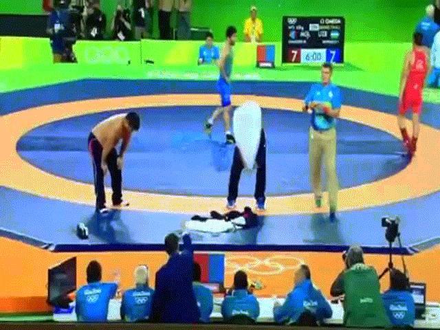 Thể thao - Chấn động: Bị "cướp" huy chương lịch sử 36 năm, cởi sạch đồ "bắt vạ"