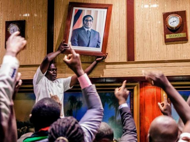 Tổng thống 93 tuổi Zimbabwe từ chức, chấm dứt 37 năm cầm quyền