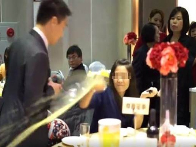 Bạn trẻ - Cuộc sống - Bị phát hiện "ăn chùa" đám cưới, gái trẻ xấu hổ đập phá cả tiệc cưới