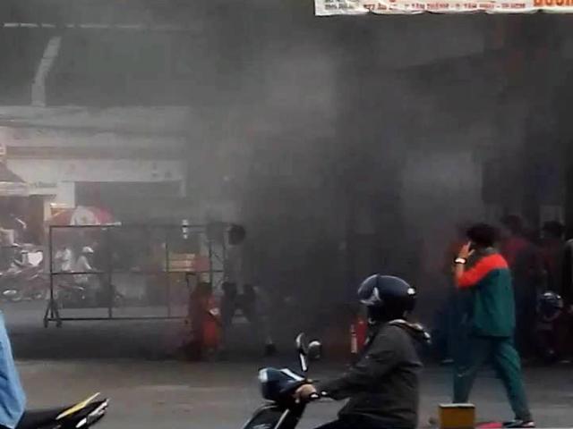 Cháy, nổ cây xăng ở Sài Gòn, khách bỏ xe tháo chạy