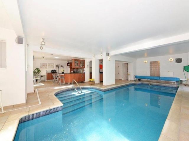 Tài chính - Bất động sản - Mang bể bơi, phòng xông hơi vào bếp, ngôi nhà được "hét"...70 tỷ đồng