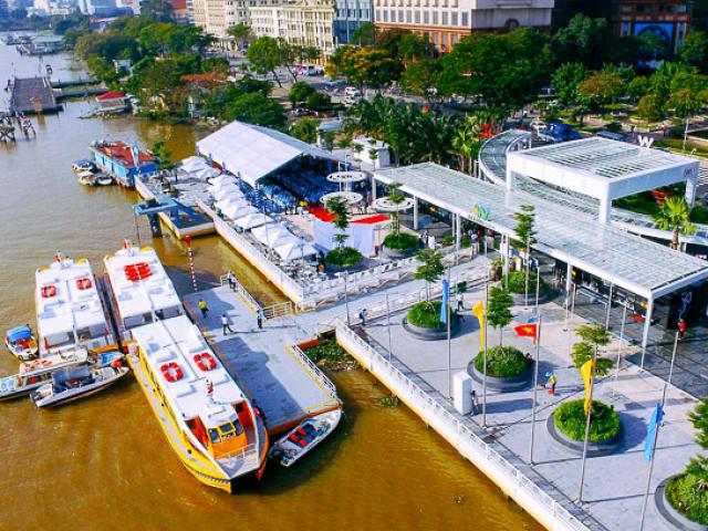 Tin tức trong ngày - Xe buýt" chạy trên nước hoạt động, người SG xếp hàng để trải nghiệm