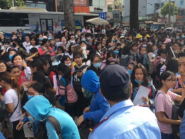 Ca nhạc - MTV - Hàng trăm fan Việt chen chúc, xếp hàng dài 1km để đón sao Hàn tại MAMA