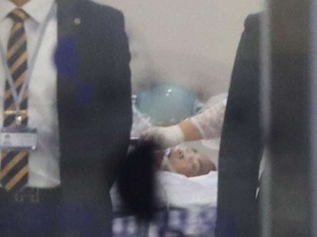 Thế giới - Ai sẽ trả tiền chữa trị “cao ngất” cho lính Triều Tiên đào tẩu?