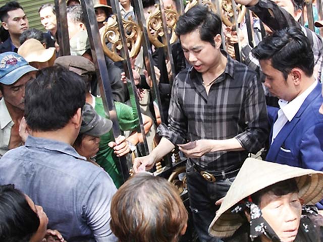 Đời sống Showbiz - "Ông hoàng nhạc sến" trực tiếp phát gạo, tiền cho người dân tại biệt thự 105 tỷ