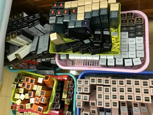 Thị trường - Tiêu dùng - Quyết liệt “cuộc chiến” với “công nghiệp đen”: Hàng hiệu… giá rẻ (!)